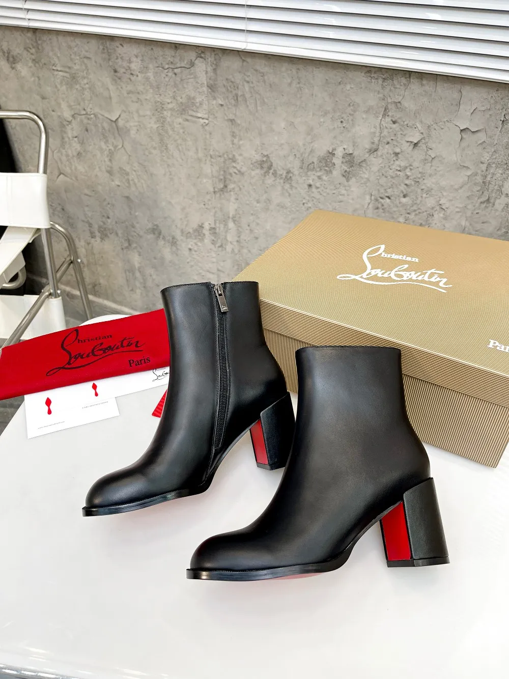 👟👟Ex-factory price 560👟👟 Christian Louboutin (CL) launches new thick-heeled platform boots in 2023, made of shiny calf leather, simple and fashionable. Tube height 4 inches (12cm) ✅Fabric: grained cowhide ✅Lining: sheepskin ✅Outsole/heel height: rubber Heel height 7cm ✅Color: black reddish brown ✅Code number: 34-41 (34,41 customized) ✅Packaging: original board packaging